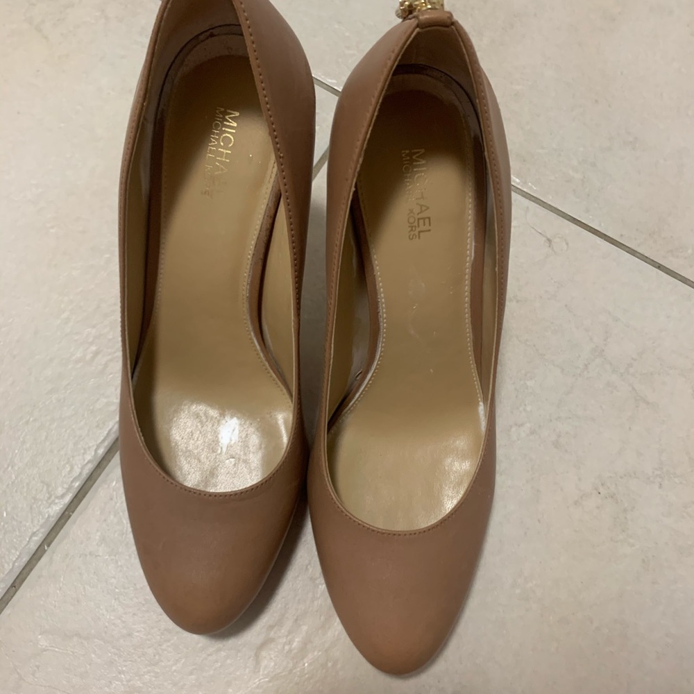 KORS
Antoinette Leather Pump